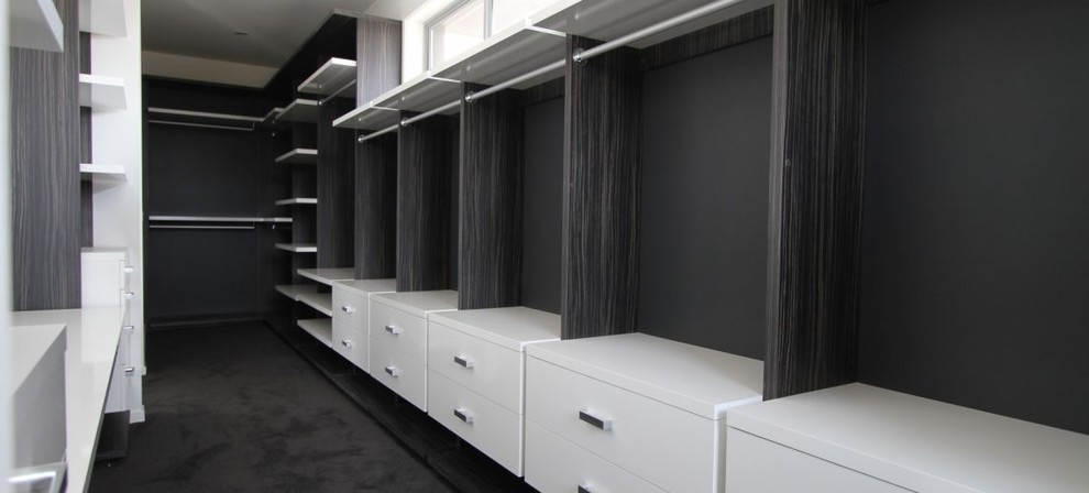 Modelo de armario vestidor unisex moderno de tamaño medio con armarios abiertos, puertas de armario blancas, moqueta y suelo gris