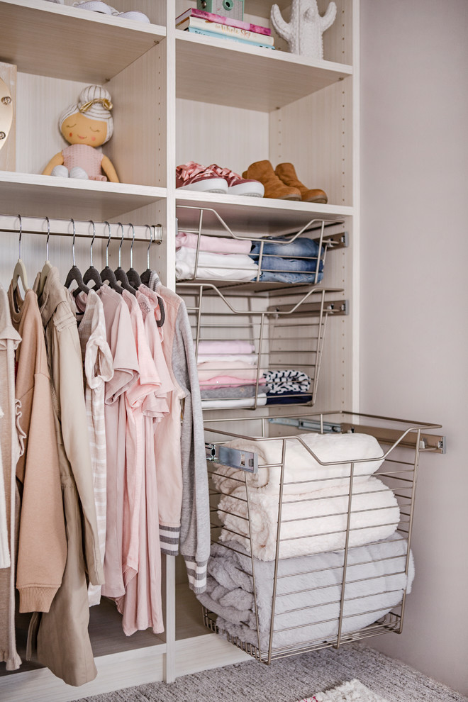 Modelo de armario de mujer moderno pequeño con armarios abiertos, puertas de armario blancas, moqueta y suelo gris