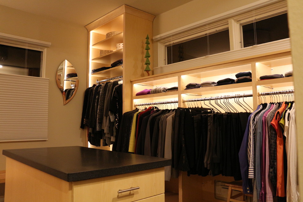 Cette photo montre un grand dressing room tendance en bois clair pour une femme avec un placard à porte plane et moquette.