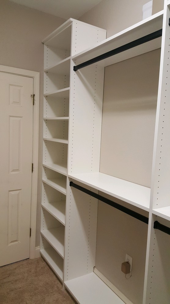 Imagen de armario vestidor unisex contemporáneo de tamaño medio con armarios con paneles con relieve y puertas de armario blancas