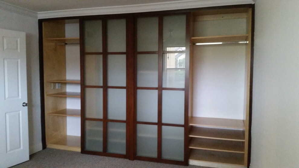 Diseño de armario unisex actual pequeño con armarios estilo shaker, puertas de armario de madera oscura, moqueta y suelo beige