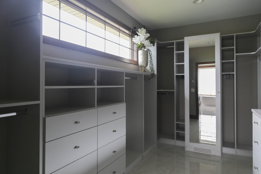 На фото: гардеробная комната среднего размера, унисекс в классическом стиле с плоскими фасадами, белыми фасадами, полом из керамогранита и белым полом с
