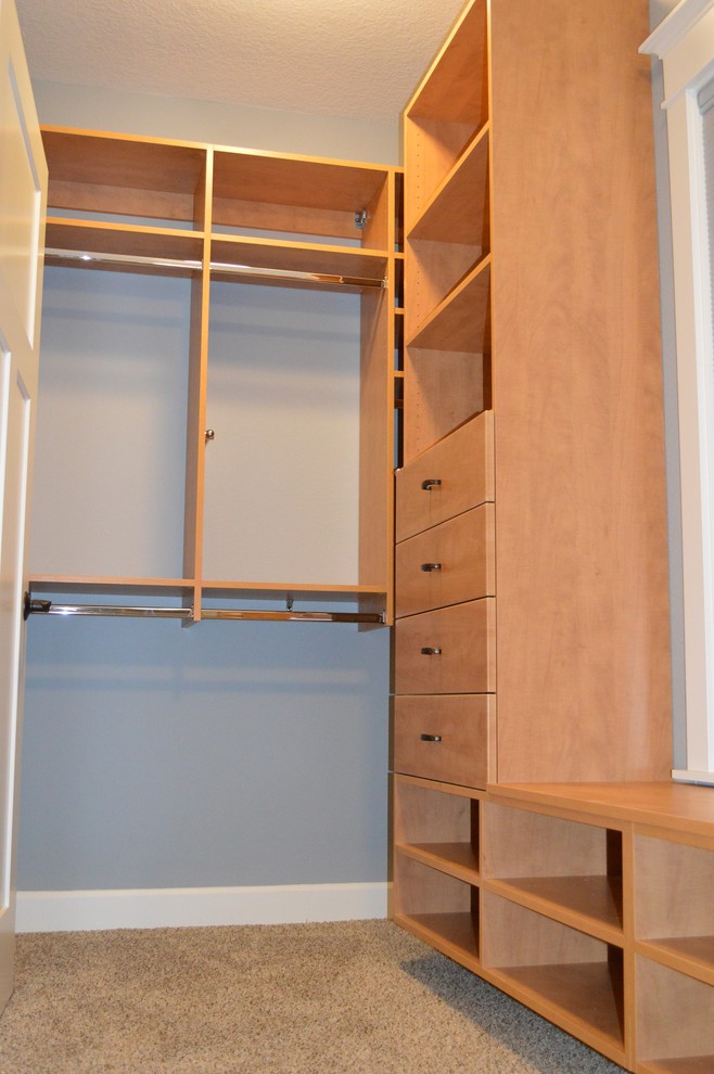 Imagen de armario vestidor unisex contemporáneo con armarios con paneles lisos y puertas de armario de madera clara