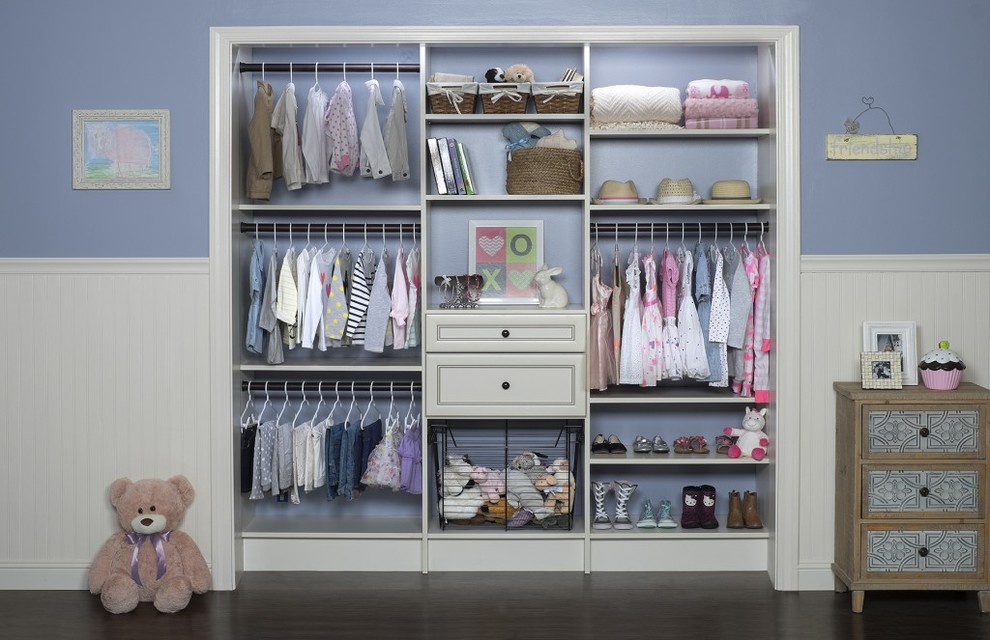 Imagen de armario de mujer clásico pequeño con armarios abiertos, puertas de armario blancas y suelo de madera oscura