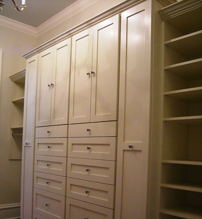 Idéer för stora vintage walk-in-closets för kvinnor, med luckor med infälld panel, beige skåp, heltäckningsmatta och beiget golv