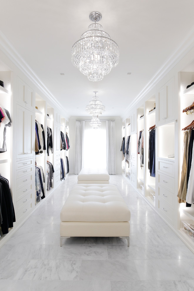 Idéer för ett klassiskt omklädningsrum för kvinnor, med öppna hyllor, vita skåp, grått golv och marmorgolv