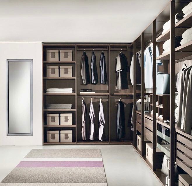 Idées déco pour un grand dressing contemporain neutre avec un placard sans porte, des portes de placard marrons, sol en béton ciré et un sol gris.