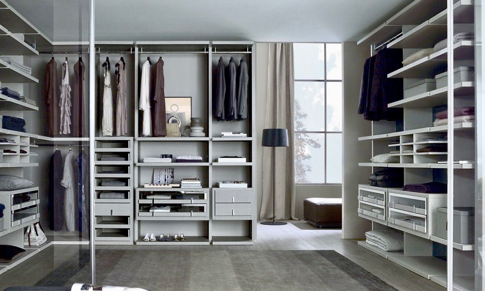 Идея дизайна: большая гардеробная комната унисекс в современном стиле с серыми фасадами, паркетным полом среднего тона, серым полом и открытыми фасадами