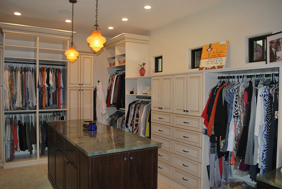 Imagen de armario vestidor unisex clásico de tamaño medio con armarios con paneles con relieve, puertas de armario blancas y moqueta
