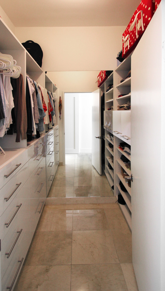 Kleiner, Neutraler Moderner Begehbarer Kleiderschrank mit flächenbündigen Schrankfronten, weißen Schränken, Porzellan-Bodenfliesen und beigem Boden in Miami