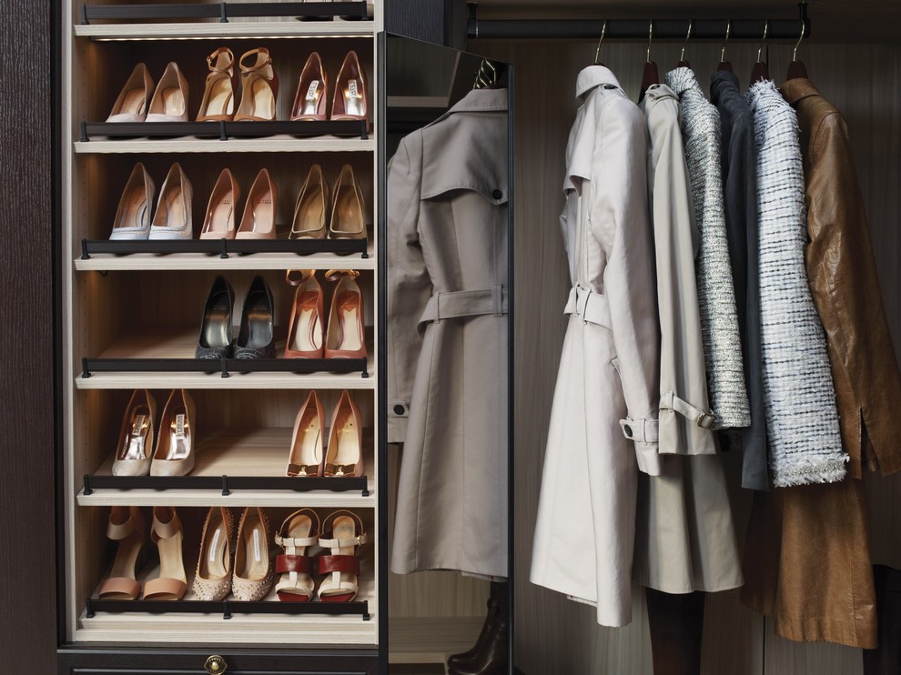 Foto de vestidor unisex actual grande con armarios con paneles lisos, puertas de armario de madera en tonos medios, moqueta y suelo beige