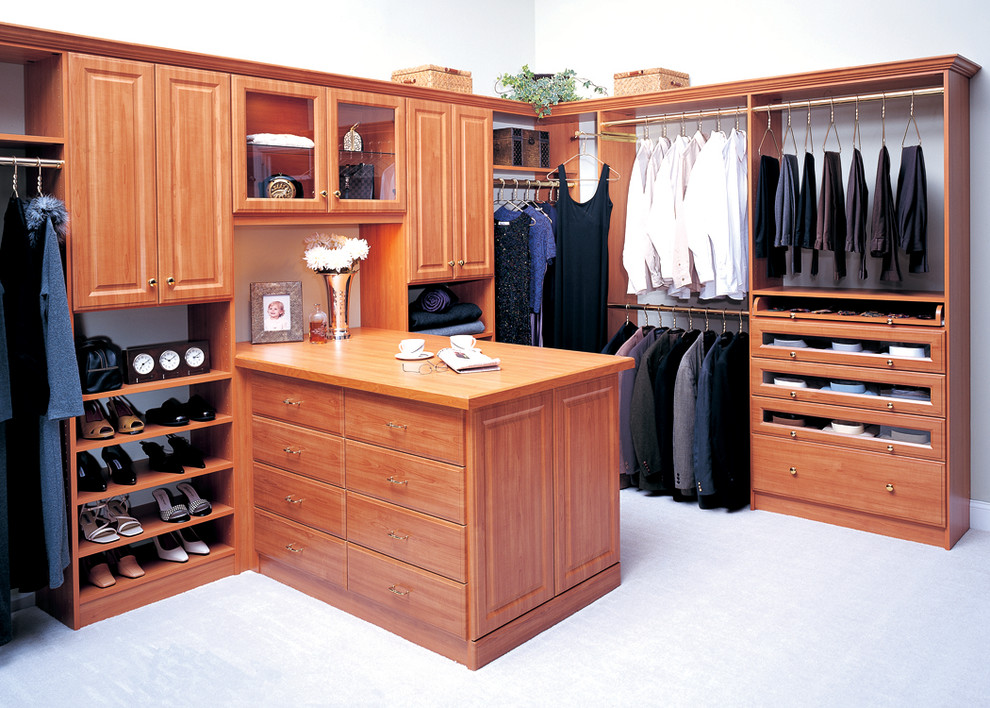 Diseño de armario vestidor unisex tradicional grande con armarios con paneles con relieve, puertas de armario de madera oscura, suelo de cemento y suelo blanco