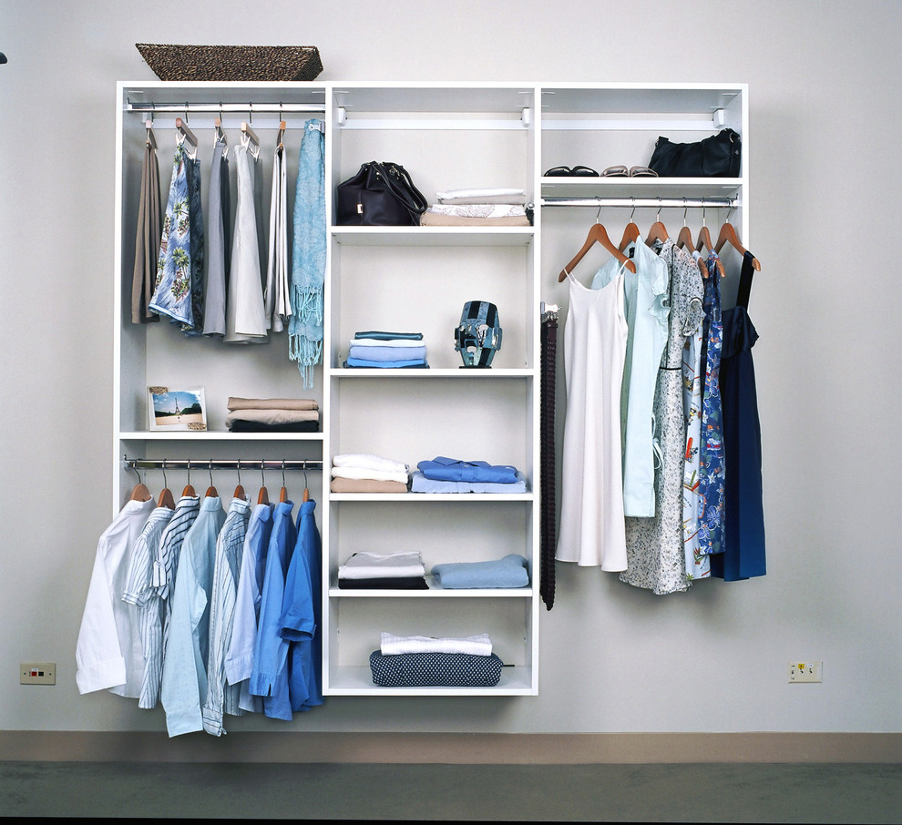 На фото: шкаф в нише среднего размера, унисекс с белыми фасадами, ковровым покрытием и серым полом