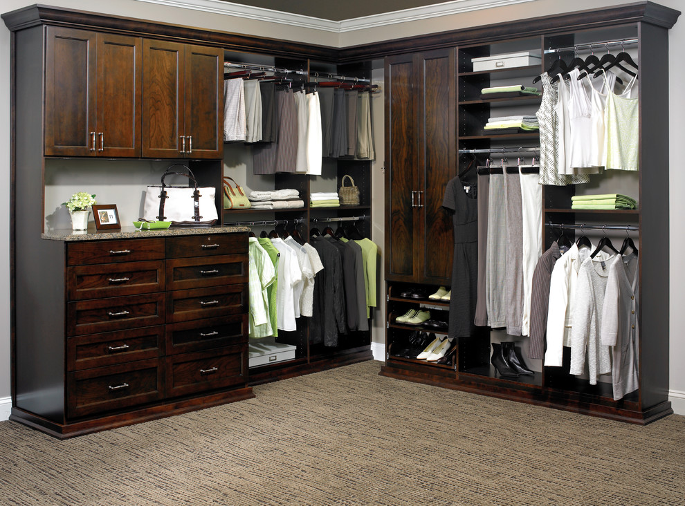 Modelo de armario vestidor unisex pequeño con armarios estilo shaker, puertas de armario de madera en tonos medios, moqueta y suelo marrón