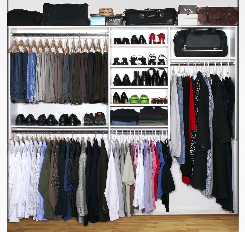 Foto de armario unisex clásico de tamaño medio con armarios abiertos, puertas de armario blancas y suelo de madera clara