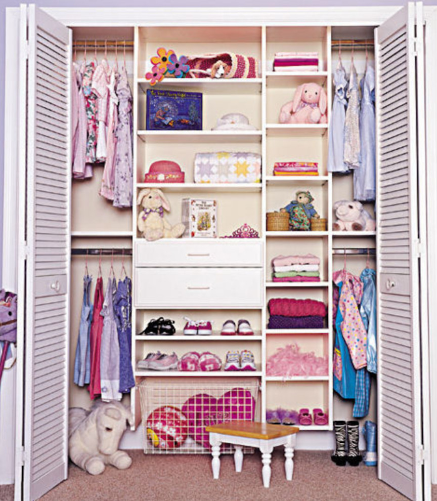 Immagine di un armadio o armadio a muro per donna shabby-chic style con nessun'anta e ante bianche