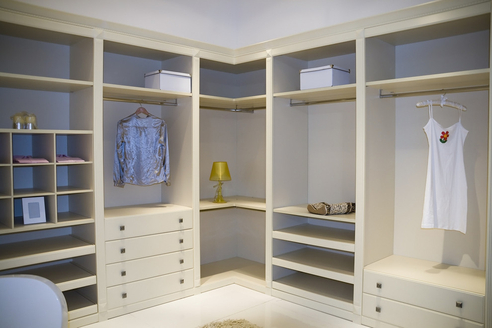 Klassisk inredning av ett stort walk-in-closet för kvinnor, med öppna hyllor, beige skåp och linoleumgolv
