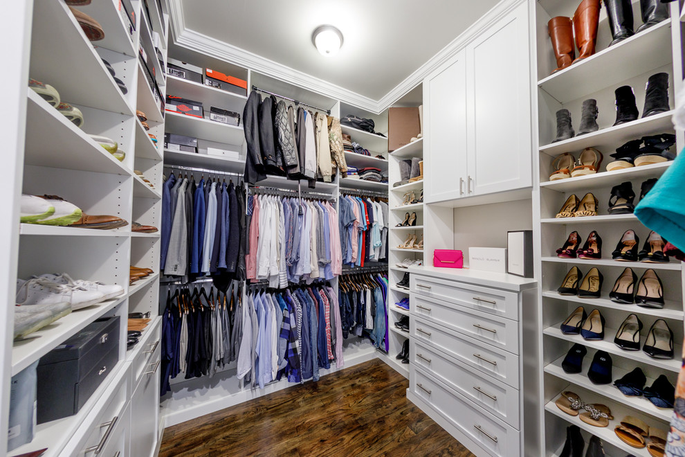 Diseño de armario vestidor tradicional grande con armarios estilo shaker, puertas de armario blancas y suelo de madera en tonos medios
