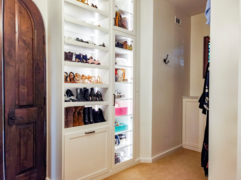 Foto de armario y vestidor de mujer clásico grande con armarios estilo shaker, puertas de armario blancas y moqueta