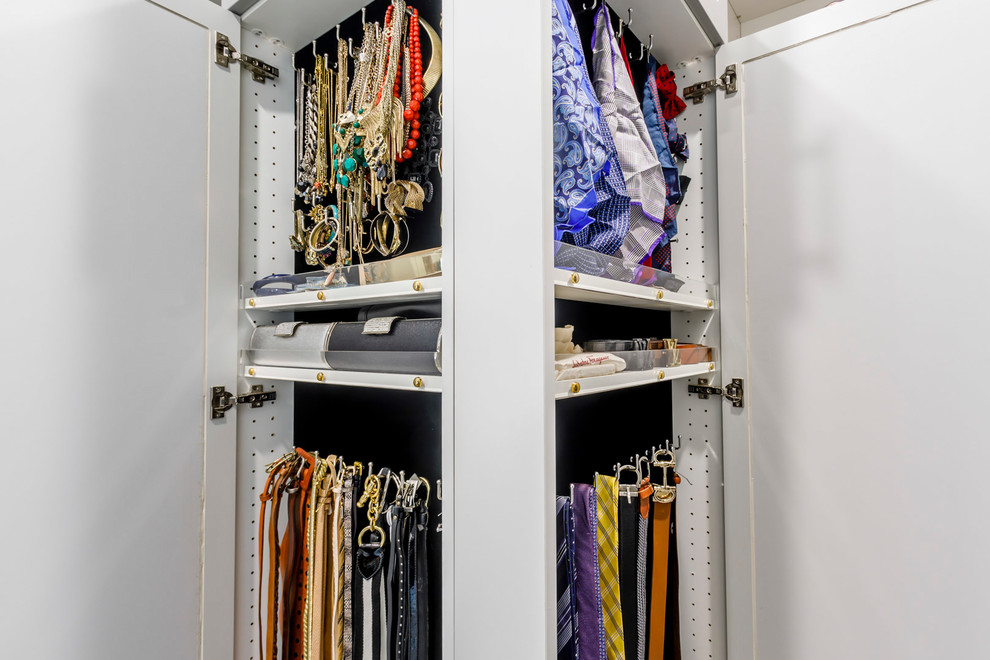 Foto de armario vestidor clásico grande con armarios estilo shaker, puertas de armario grises y moqueta