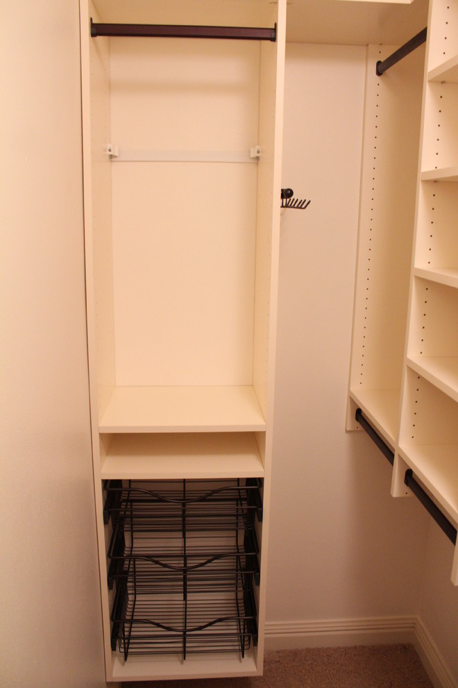 Imagen de armario vestidor unisex contemporáneo pequeño con armarios abiertos, puertas de armario blancas y moqueta