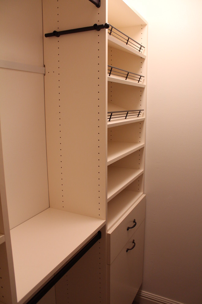 Diseño de armario vestidor unisex contemporáneo pequeño con armarios abiertos, puertas de armario blancas y moqueta