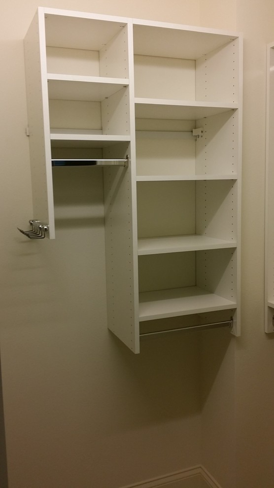 Ejemplo de armario vestidor unisex actual pequeño con armarios abiertos y puertas de armario blancas