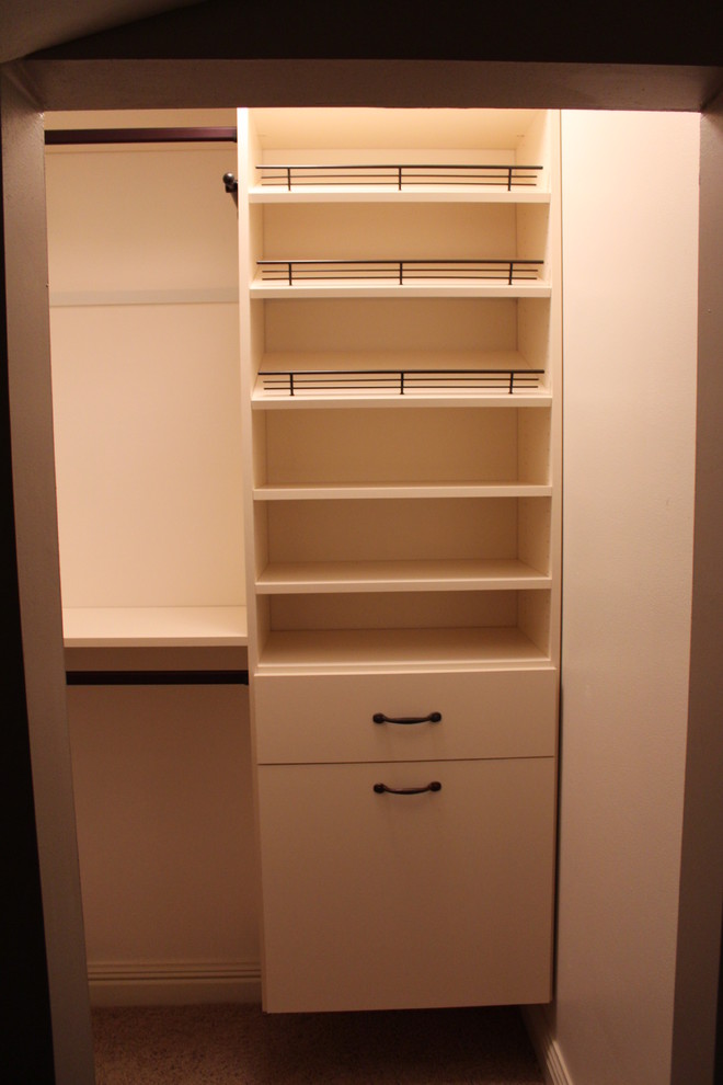 Diseño de armario vestidor unisex contemporáneo pequeño con armarios abiertos, puertas de armario blancas y moqueta