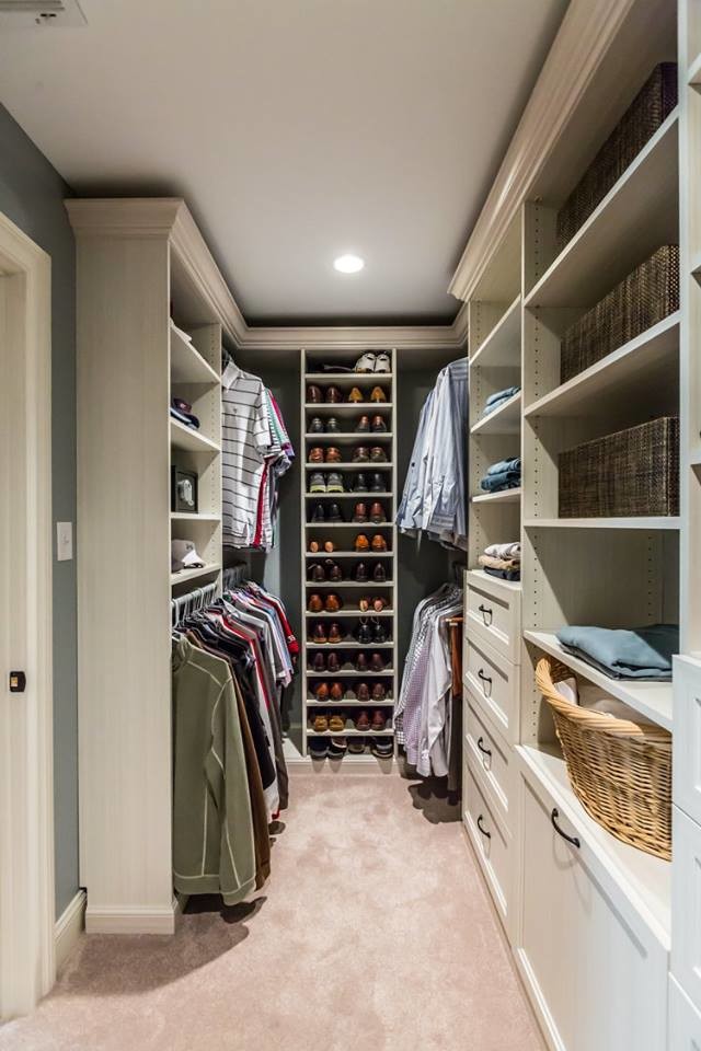 Idéer för mellanstora vintage walk-in-closets för könsneutrala, med luckor med infälld panel, vita skåp, heltäckningsmatta och beiget golv