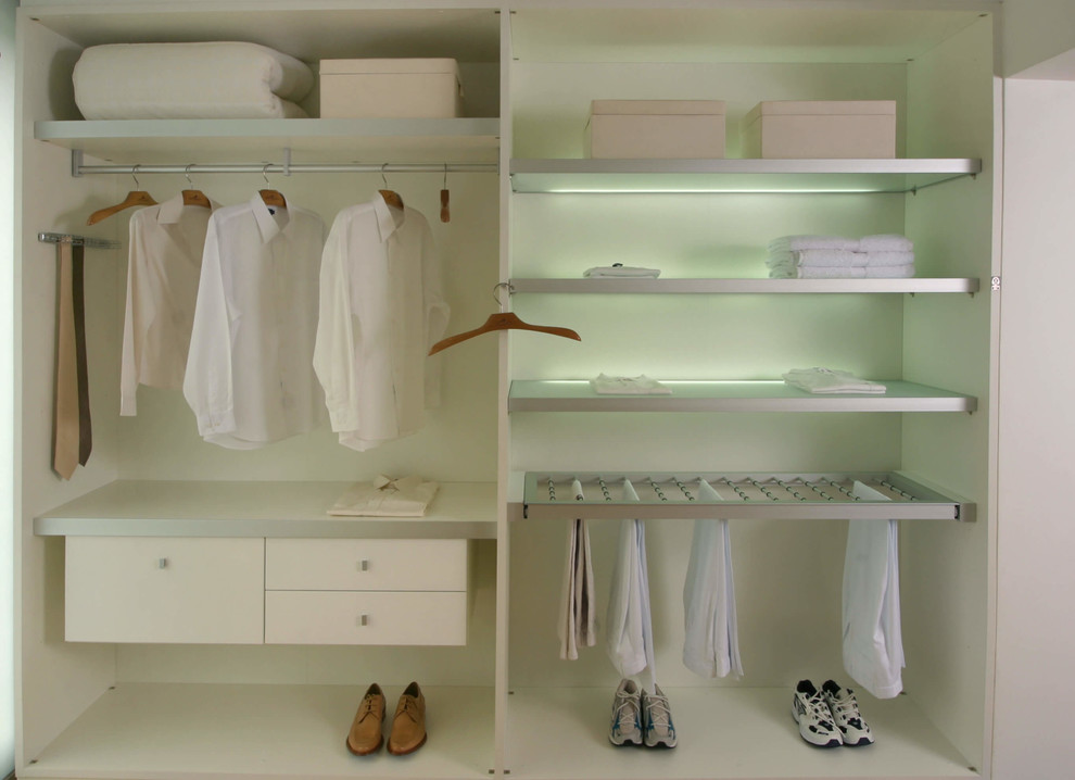 Immagine di un piccolo armadio o armadio a muro unisex minimalista con nessun'anta, ante bianche e pavimento con piastrelle in ceramica