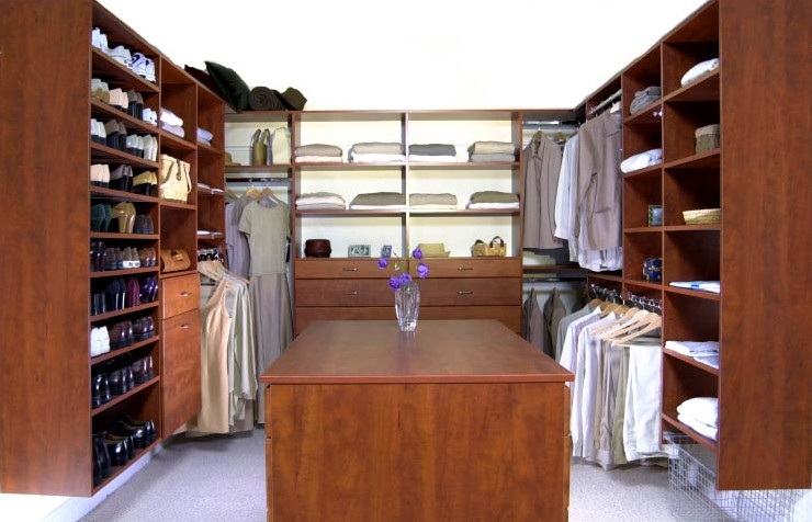 Foto de armario vestidor unisex clásico renovado grande con puertas de armario de madera en tonos medios, armarios con paneles lisos, moqueta y suelo gris