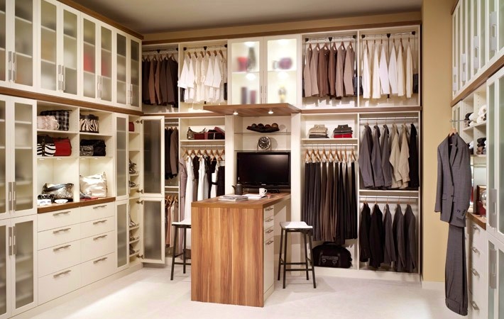 Diseño de armario vestidor unisex tradicional renovado grande con puertas de armario blancas, armarios con paneles lisos, moqueta y suelo blanco