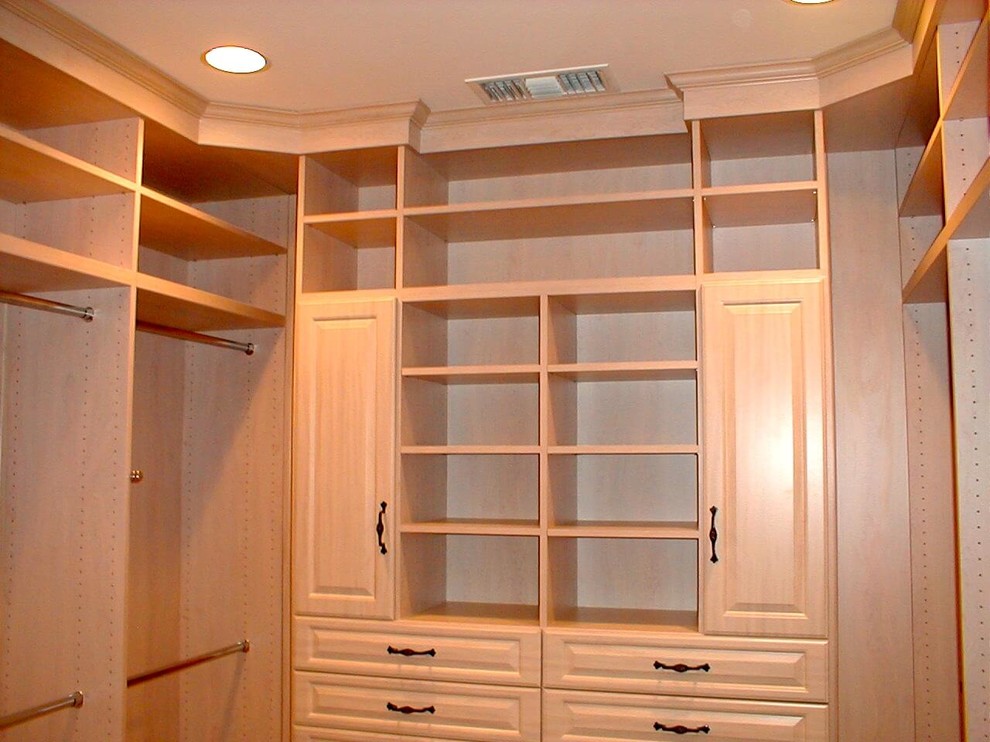 Diseño de armario vestidor unisex clásico renovado grande con armarios abiertos y puertas de armario de madera clara