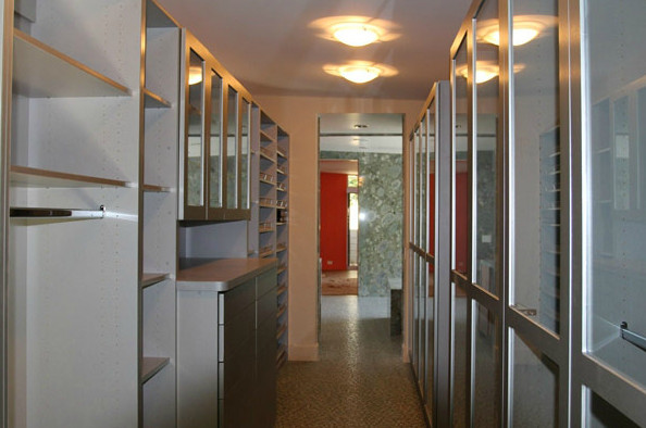 На фото: гардеробная комната среднего размера, унисекс в современном стиле с стеклянными фасадами, серыми фасадами, ковровым покрытием и бежевым полом