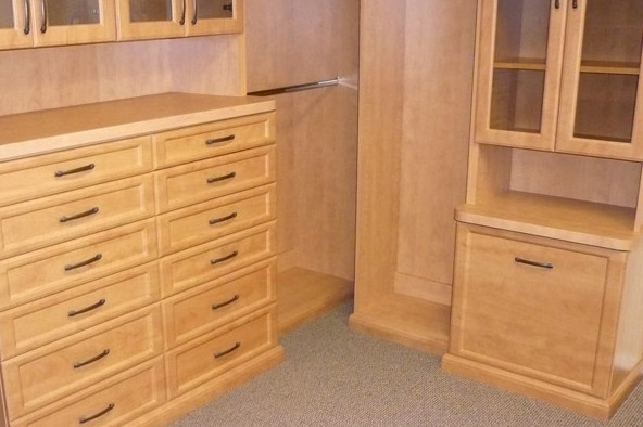 Ejemplo de armario vestidor unisex contemporáneo de tamaño medio con armarios estilo shaker, puertas de armario de madera clara, moqueta y suelo beige