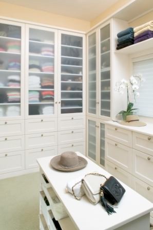 Diseño de vestidor unisex clásico renovado con puertas de armario blancas