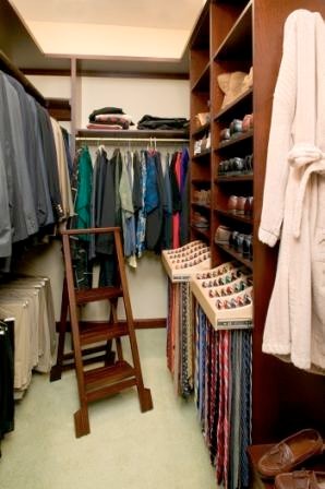 Идея дизайна: гардеробная комната в классическом стиле для мужчин