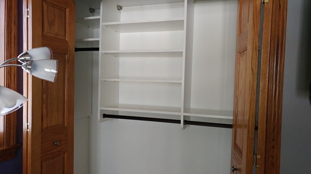 Exemple d'un petit placard dressing tendance neutre avec un placard sans porte, des portes de placard blanches et moquette.