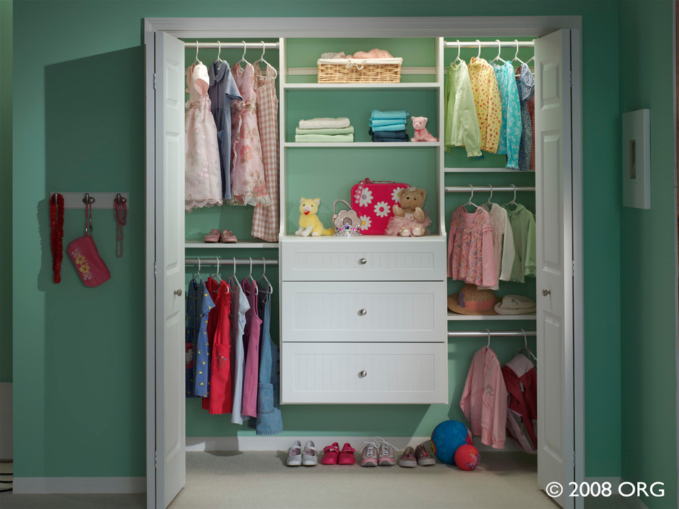 Imagen de armario de mujer tradicional pequeño con armarios abiertos, puertas de armario blancas, moqueta y suelo beige