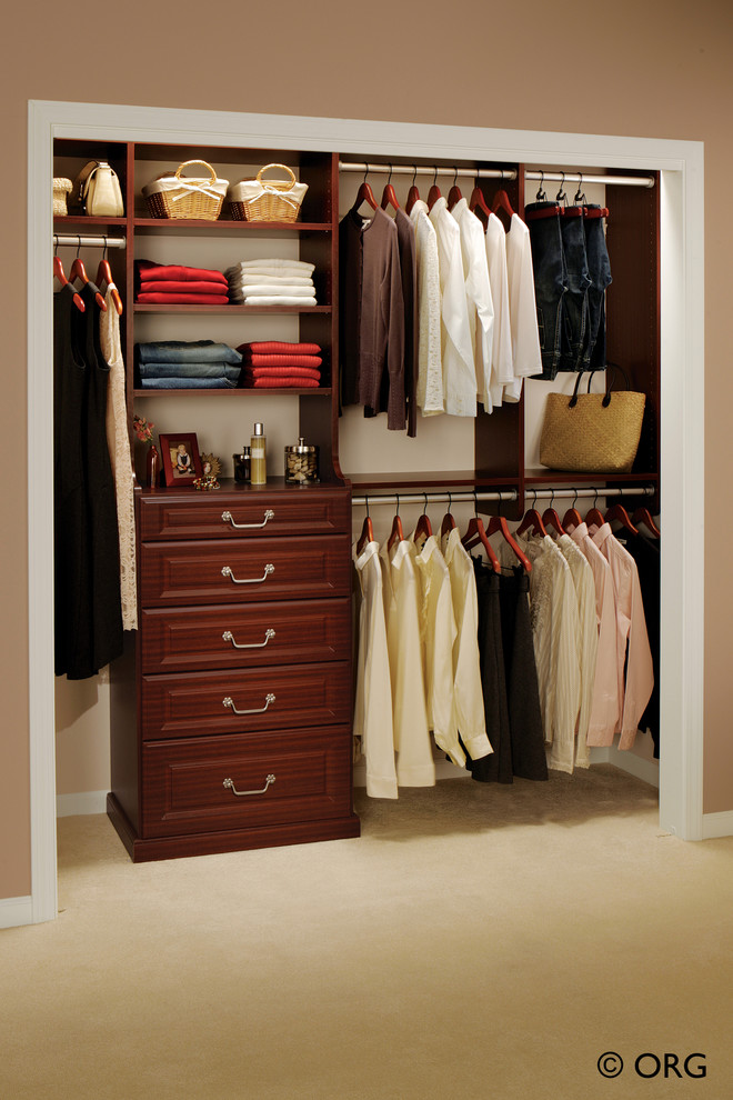 Foto de armario unisex tradicional pequeño con armarios abiertos, puertas de armario de madera en tonos medios, moqueta y suelo beige