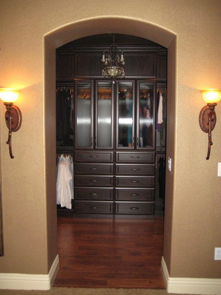 Idéer för att renovera ett vintage walk-in-closet för könsneutrala, med luckor med upphöjd panel och skåp i mörkt trä
