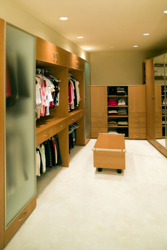 На фото: гардеробная комната среднего размера, унисекс в стиле модернизм с плоскими фасадами, фасадами цвета дерева среднего тона и ковровым покрытием