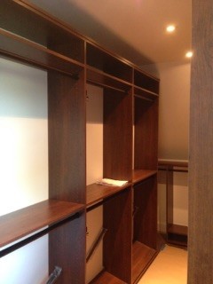 Exemple d'un grand dressing room tendance en bois brun pour un homme avec un placard à porte shaker.