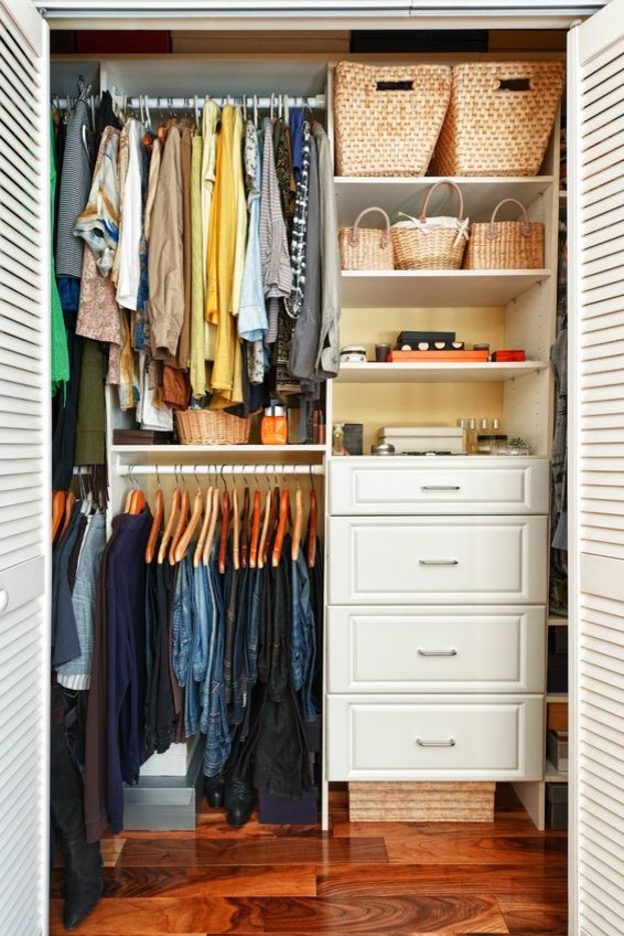 Ejemplo de armario unisex contemporáneo con armarios abiertos, puertas de armario blancas y suelo de madera en tonos medios