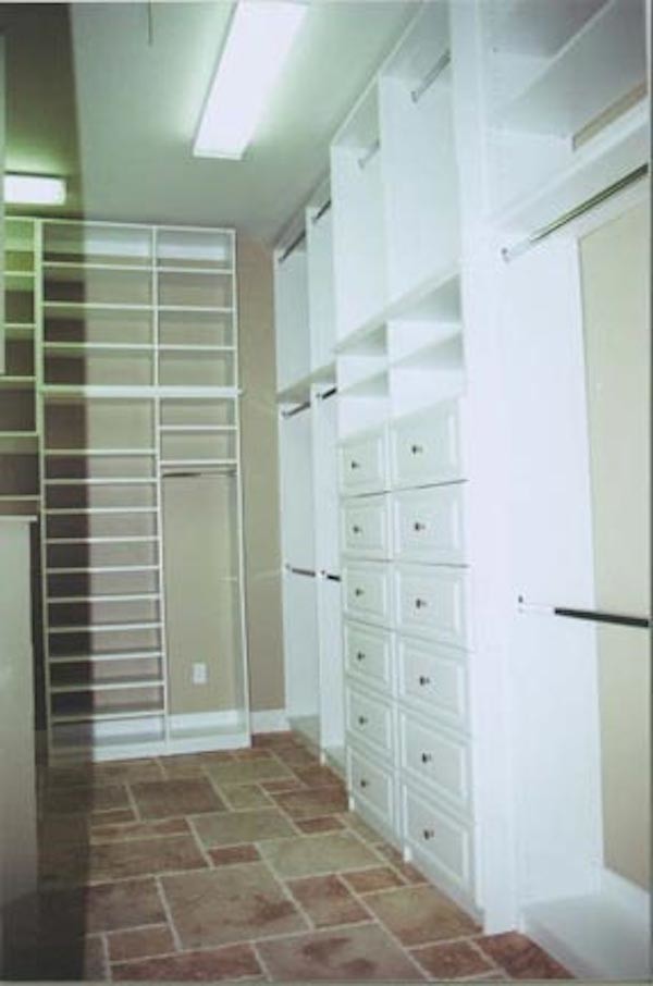 Пример оригинального дизайна: большая гардеробная комната унисекс в современном стиле с белыми фасадами и полом из керамической плитки