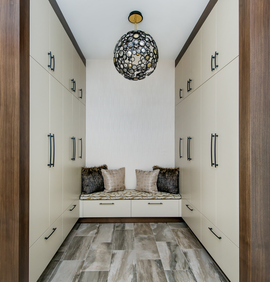 Пример оригинального дизайна: гардеробная комната среднего размера, унисекс в современном стиле с плоскими фасадами, белыми фасадами, полом из керамогранита и разноцветным полом