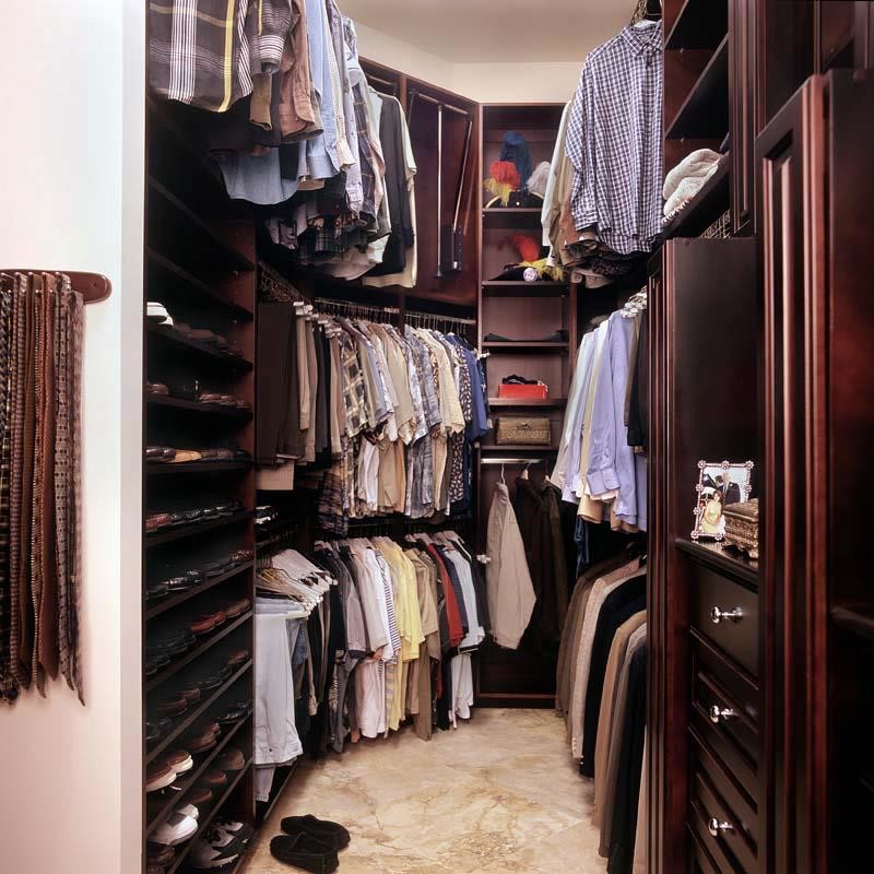 Idéer för mellanstora vintage walk-in-closets för män, med skåp i mörkt trä, öppna hyllor och klinkergolv i porslin