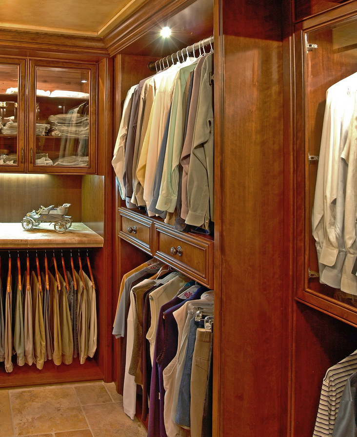 Design ideas for a traditional wardrobe in Houston.