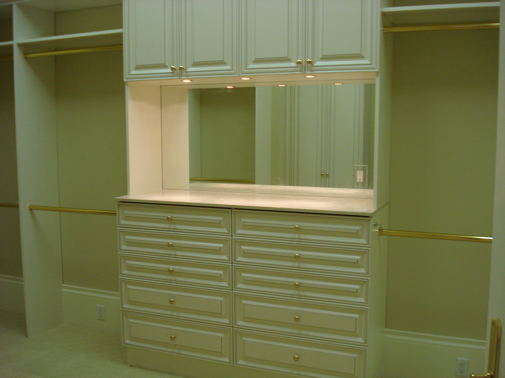 Modern inredning av ett stort walk-in-closet för könsneutrala, med vita skåp