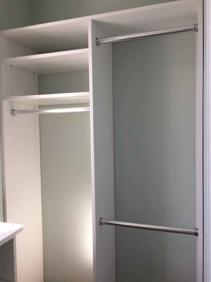 Foto de armario vestidor unisex costero de tamaño medio con puertas de armario blancas y moqueta